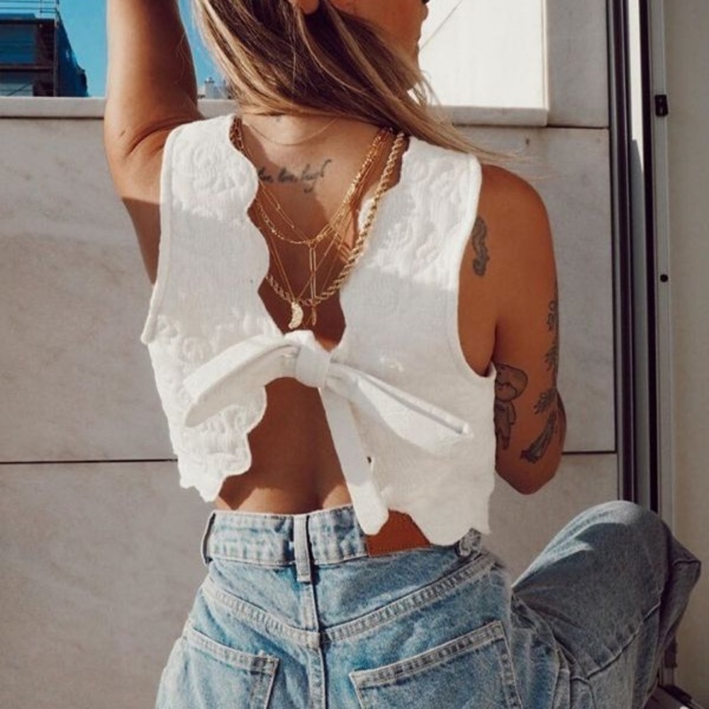 🆕 Zara White Scallop Bow Back Top